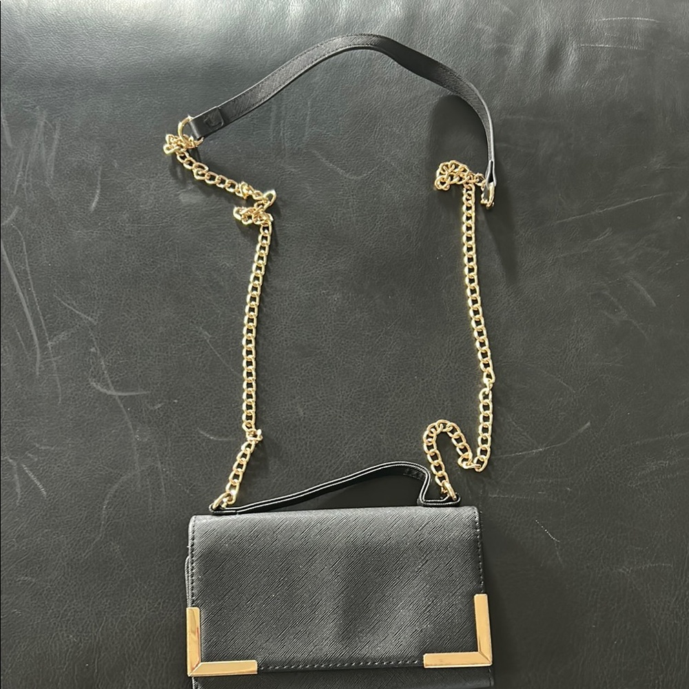 Sophisticated Black and Gold Crossbody Bag with Chain